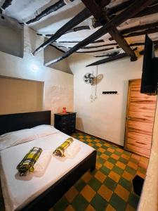Hotel Solárium Posada في سوكورو: غرفة نوم مع سرير مع كرة قدم على الحائط