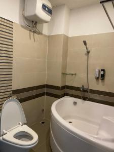 ein Badezimmer mit einem WC, einem Waschbecken und einer Badewanne in der Unterkunft THIÊN SANG HOTEL in Xuan An