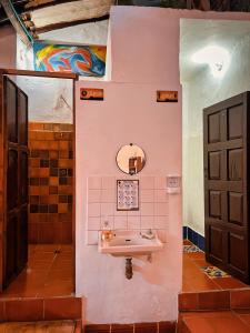 Hotel Solárium Posada في سوكورو: حمام مع حوض في الغرفة
