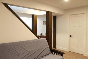 een slaapkamer met een bed met een raam en een deur bij Smitty's Lake House Retreat 