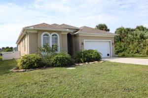 una casa con un garage in un cortile di Heated Pool house a Rotunda-West