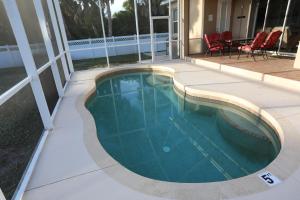 una piscina sul lato di una casa di Heated Pool house a Rotunda-West