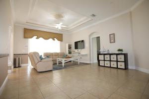 un soggiorno con un divano e un tavolo di Heated Pool house a Rotunda-West