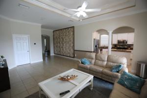 un soggiorno con un divano e un tavolo di Heated Pool house a Rotunda-West