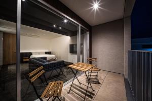 Habitación con cama, mesa y sillas. en Hotel Dios - Vacation STAY 40406v, en Awaji