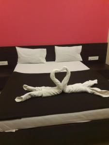 Postel nebo postele na pokoji v ubytování HOTEL SAI MEERA PALACE