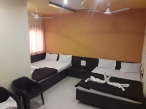 Postel nebo postele na pokoji v ubytování HOTEL SAI MEERA PALACE