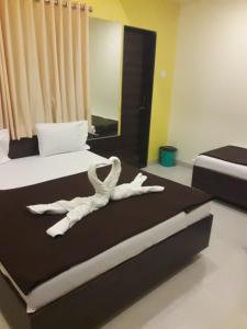 Postel nebo postele na pokoji v ubytování HOTEL SAI MEERA PALACE