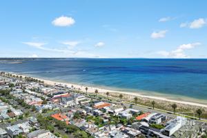 una vista aérea de una playa y el océano en Stylish Studio close to City, en Melbourne