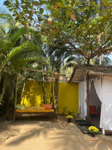 帕羅林的住宿－Art Resort Goa，树下沙子的摇摆