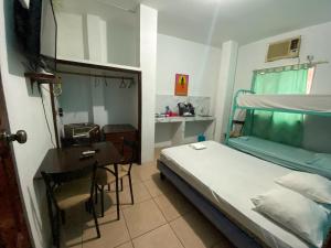 Schlafzimmer mit einem Bett, einem Schreibtisch und einem Tisch in der Unterkunft Playa Malecón, suites y Apart’s in Manta