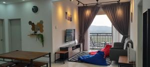 uma sala de estar com um sofá e uma mesa em D'Homestay Adelia Residence Bangi Avenue em Kajang