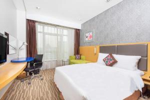 Holiday Inn Express Beijing Dongzhimen, an IHG Hotel tesisinde bir odada yatak veya yataklar