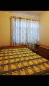 een slaapkamer met een bed met een gordijn en een raam bij Departamento vintage in Huancayo