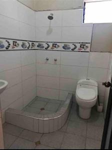 a bathroom with a tub and a toilet and a sink at Departamento vintage in Huancayo