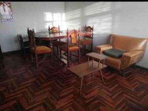 een woonkamer met een bank en een tafel en stoelen bij Departamento vintage in Huancayo