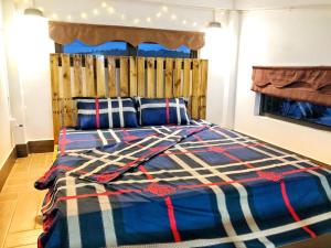 1 dormitorio con 1 cama grande y cabecero de madera en SenHomestay 