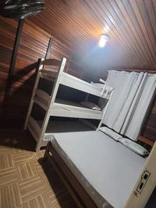 um quarto com uma escada e um colchão numa casa em Casa em Ilha Comprida (Temporada) - Monte Carlo em Ilha Comprida