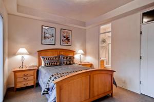Ένα ή περισσότερα κρεβάτια σε δωμάτιο στο River Ridge Townhome - West Ketchum with Private Hot Tub & Garage