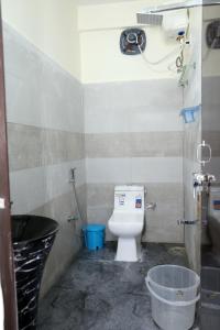 uma pequena casa de banho com WC e chuveiro em Royal Stay Inn em Simhāchalam