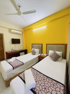 科克斯巴扎爾的住宿－Coral Reef Cox's Bazar，一间酒店客房,设有两张床和电视