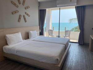 Postel nebo postele na pokoji v ubytování Rayong Chalet Resort