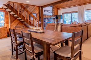 comedor con mesa de madera y sillas en Sunburst Condo 2713 - Newly Updated with Room for 8 & Pet Friendly, en Sun Valley