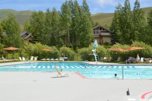 una piscina con una silla en el medio en Sunburst Condo 2713 - Newly Updated with Room for 8 & Pet Friendly, en Sun Valley