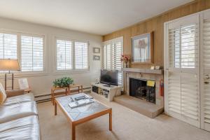 uma sala de estar com um sofá e uma lareira em Cottonwood Condo 1411 - Ground Floor With Sun Valley Resort Pool Access em Sun Valley