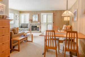 uma cozinha e sala de estar com mesa e cadeiras em Cottonwood Condo 1411 - Ground Floor With Sun Valley Resort Pool Access em Sun Valley
