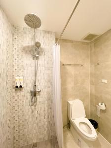 A bathroom at Rayong Chalet Hotel And Resort