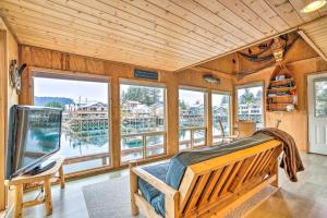 Un dormitorio con techo de madera y ventanas. en Serene Seldovia Cabin, en Seldovia