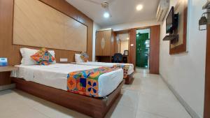 een slaapkamer met 2 bedden in een kamer bij Goroomgo Park Resort Bhubaneswar Near Railway Station Best Seller in Bhubaneshwar