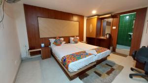 een slaapkamer met een groot bed in een kamer bij Goroomgo Park Resort Bhubaneswar Near Railway Station Best Seller in Bhubaneshwar