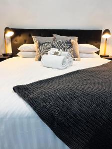 Кровать или кровати в номере Manjimup Hotel
