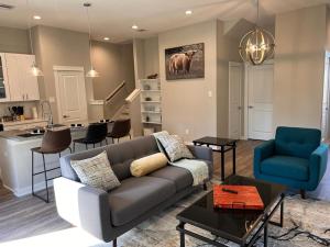 a living room with a couch and a kitchen at Charming House Downtown in Houston