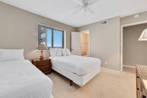 1 dormitorio con 2 camas y ventana en Wind Drift 307S, en Orange Beach
