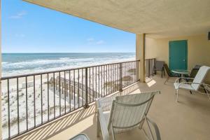 balcón con sillas y vistas a la playa en Wind Drift 307S, en Orange Beach