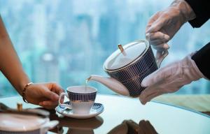Příslušenství pro přípravu čaje a kávy v ubytování The St. Regis Shanghai Jingan