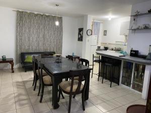 una cucina e una sala da pranzo con tavolo e sedie di Playa Malecón, suites y Apart’s a Manta