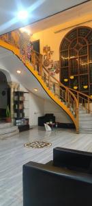 een lobby met een trap in een gebouw bij KyGo Hostels in Hyderabad