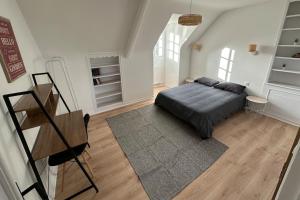 1 dormitorio con cama y estante para libros en Maison 3 chambres à 5 min de la mer, en Tregueux