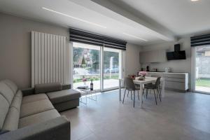 sala de estar con sofá y mesa en MALVEZZi Apartments, en Desenzano del Garda