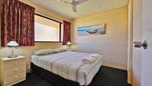 ein Schlafzimmer mit einem Bett und einem Fenster in der Unterkunft Riverview Holiday Apartment 54 - Kalbarri WA in Kalbarri