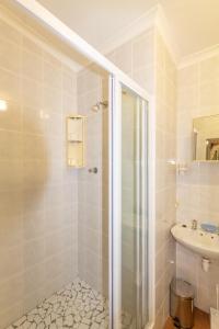 een badkamer met een douche en een wastafel bij Fleurpark 71 in Gordonsbaai