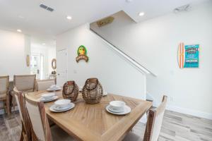 - une salle à manger avec une table et des chaises en bois dans l'établissement 8 Minutes to Disney! Spacious Family Home in Margaritaville Resort in Kissimmee!, à Orlando