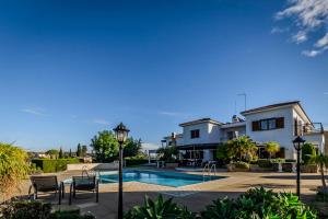 uma villa com uma piscina e uma casa em Mountain/sea view 6 Bedroom Villa in Chirokitia em Lárnaca