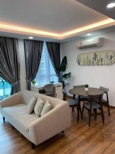 salon z kanapą i stołem w obiekcie Vivacity Megamall Jazz Suite Kuching 8pax 3BR #Joyoustayz w mieście Kuching