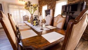 - une table à manger avec des chaises et une table sidx sidx sidx dans l'établissement Vila in stil mediterranean, à Crevedia