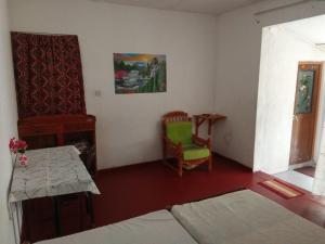 1 dormitorio con 1 cama, 1 silla y 1 mesa en Villa Samudra Hikkaduwa en Hikkaduwa